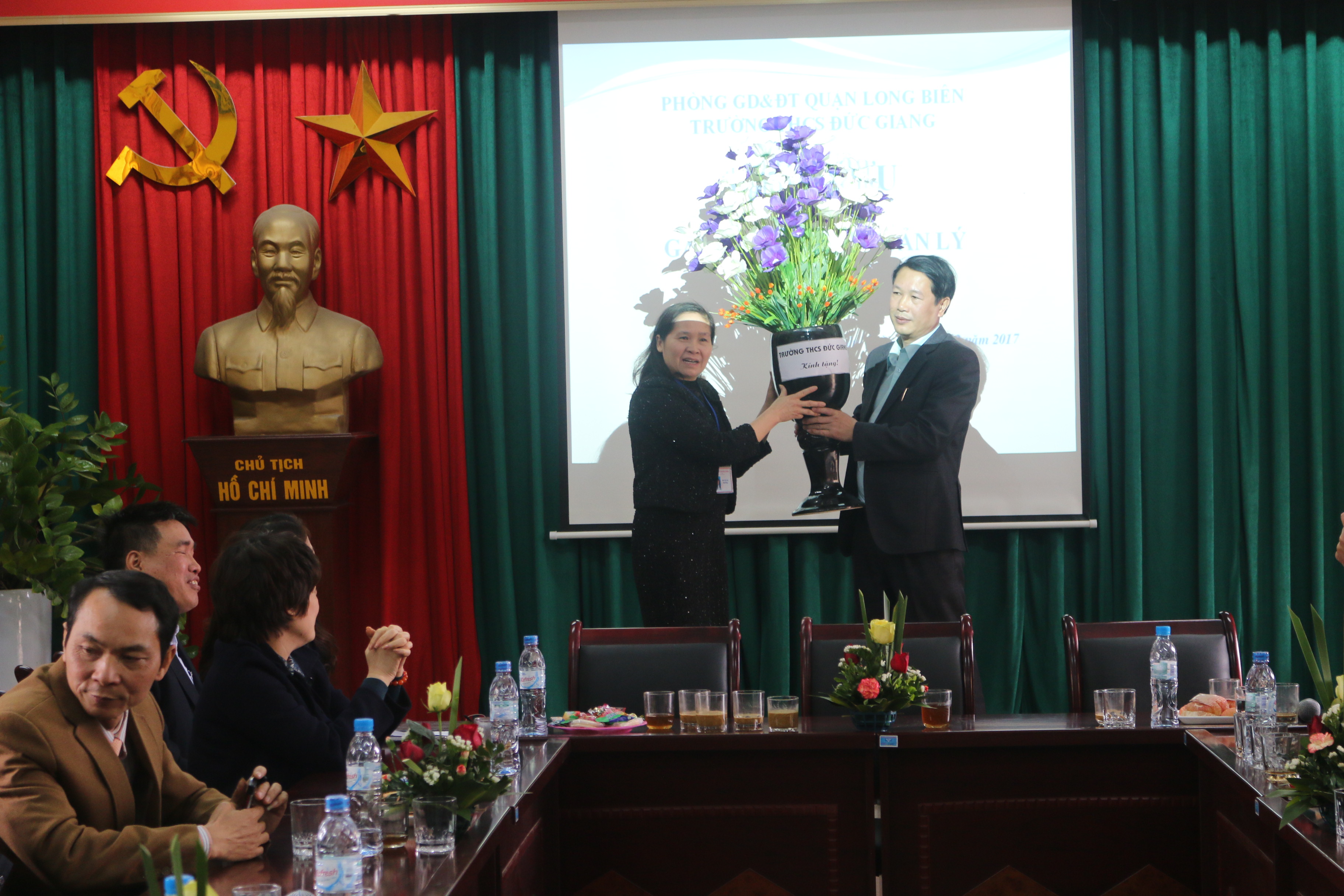 Trường THCS Đức Giang trao quà cho PGD huyện Ứng Hòa .JPG